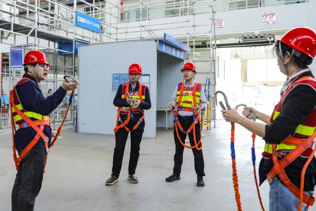 沉浸体验筑牢安全防线，教师先行开展安全教育